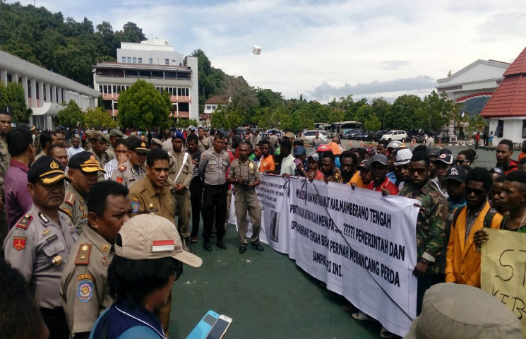 Pelajar Mamteng Unjuk Rasa Minta Bupati Cairkan Beasiswa 2017
